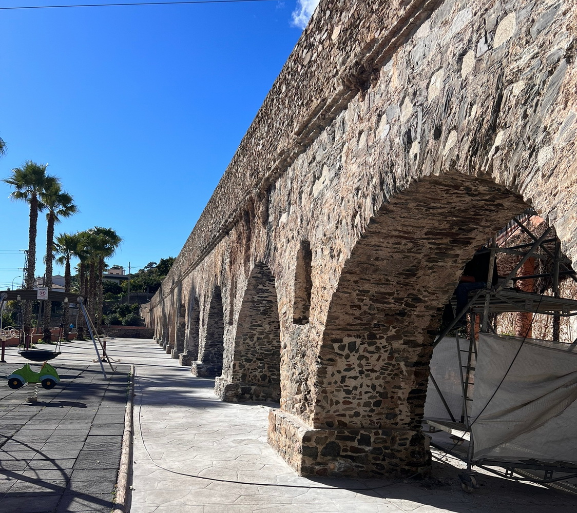 El ayuntamiento lleva a cabo mejoras en la restauración y limpieza del  primer tramo del acueducto romano en Torrecuevas